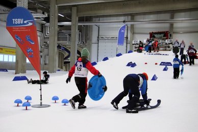 Kindergruppe in der Skihalle