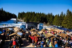 [Translate to English:] Hüttendorf mit Bühne