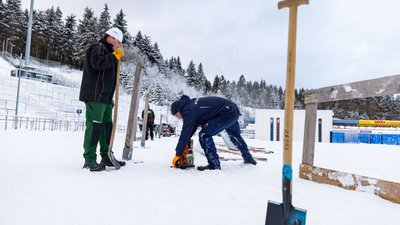 [Translate to English:] In der ARENA am Rennsteig werden in diesen Tagen die letzten Arbeiten für den BMW IBU Weltcup Biathlon 2026 in Oberhof erledigt.