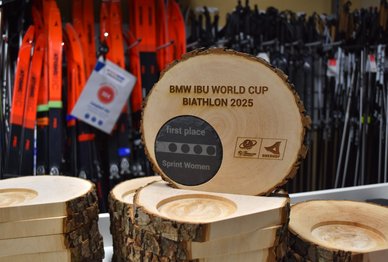 Die Pokale des BMW IBU Weltcups Biathlon 2025 in Oberhof entstehen aus regionaltypischen Materialen, einer Baumscheibe aus Erlenholz und einer Schieferplatte.