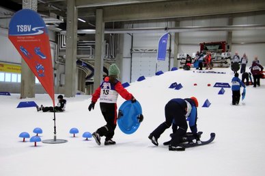 Kindergruppe in der Skihalle
