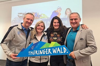 Uwe Theisinger und Tina Vogler (Thüringer Schlitten- und Bobverband), Antonia Sturm (Geschäftsführerin Regionalverbund Thüringer Wald) und Bernd Wernicke (Geschäftsführer OSE) haben die Ergebnisse der Gästebefragung vorgestellt. Foto: Susann Eberle