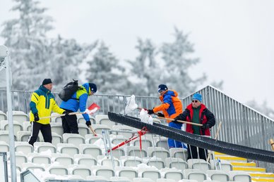 Helfer bei den Vorbereitungen zur Biathlon-WM in Oberhof (Foto: Christian Heilwagen)