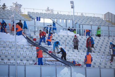 Helferinnen und Helfer auf der Tribüne