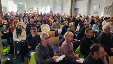 Bei der Kick-off-Veranstaltung im Haus des Gastes haben sich die Volunteers auf ihren Einsatz beim BMW IBU Weltcup Biathlon 2025 in Oberhof eingestimmt.