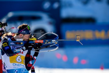 Biathlon-Athlet bei der Disziplin Staffel