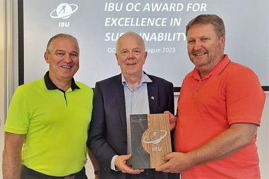 IBU-Präsident Olle Dahlin (Mitte) hat den IBU-Award an die beiden OK-Chefs Bernd Wernicke (links) und Thomas Grellmann übergeben. Fotoquelle: Susann Eberlein/Oberhofer Sport und Event GmbH
