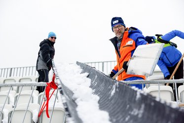 Helfer auf der Tribüne Helfer auf der Tribüne