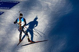 Biathlon-Athlet auf Skiern Biathlon-Athlet auf Skiern