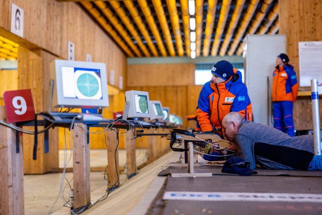 Foto von der Schießbahn und den Monitoren beim Biathlon-Gästeschießen